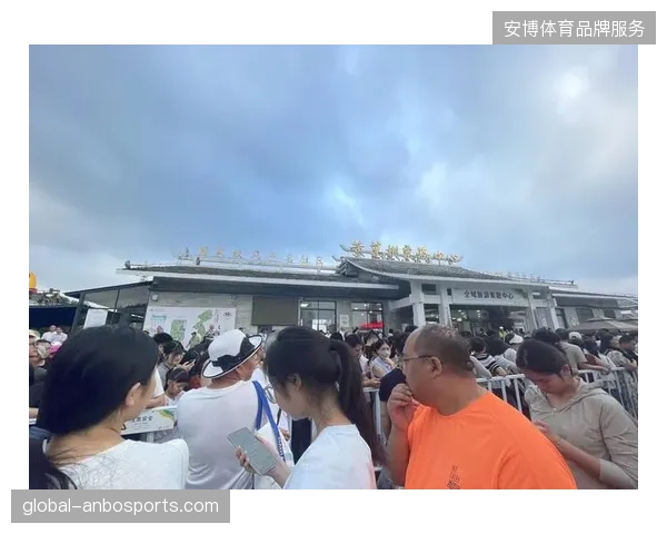为何主办方放弃单一票务系统，转而推行照明联动引导以规避入场踩踏隐患